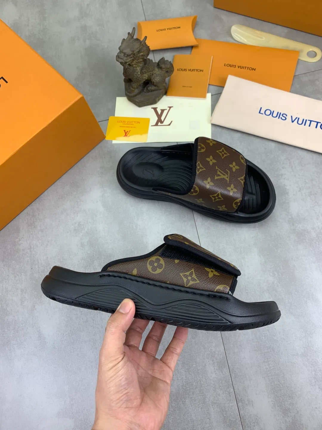 Men's shoes 💰P320💰【New style】🆘 Original quality 【LOUIS VUITTON】The popular Louis Vuitton LV men's slippers on the official website are on sale simultaneously! Original fabric imported from Italy. Original bottom provided by the original factory. Number of yards: 38-44 (customized to 45). Multiple colors to choose from. Fully packaged drawer box.